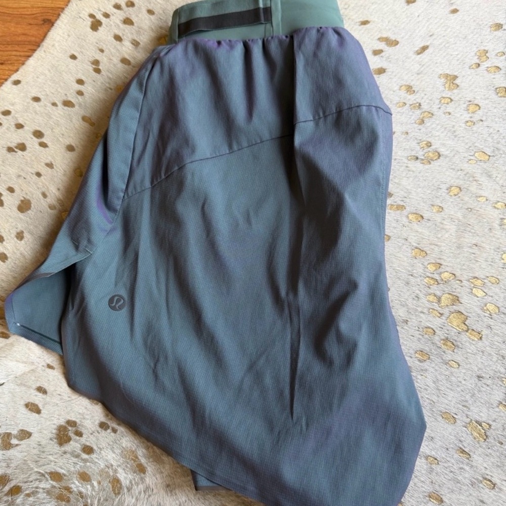 Iridescent lululemon short surge - 5 inch inseam linerless - Picture 2 of 3